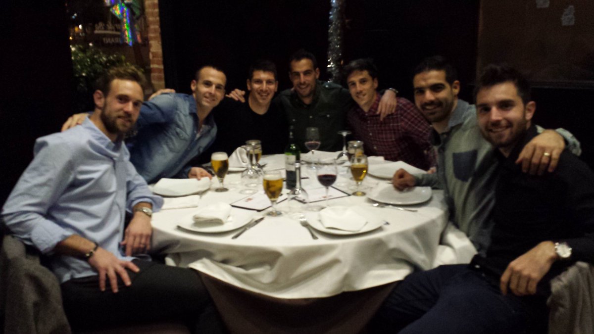 pitucomadevall's tweet photo. Sopar d'amics!! Equipàs! #vamferhistòria ⚽🏆 https://t.co/SrLcVje31a