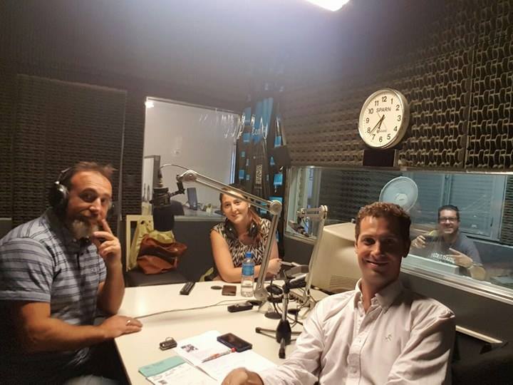 #Ahora | Apareció nuestro especialista en cine y espectáculos, <a href="/marcelome5/">Marcelo Menegozzi</a> y trajo un "selfie stick" 😏📸 para que salgamos todos. Salú!