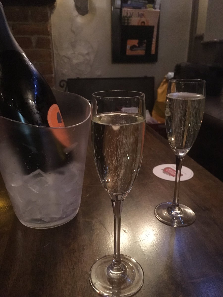 It's Christmas!!!! 🎄🎄🎄🍾🍾🍾🎅🏻🎅🏻🎅🏻🎅🏻 work is done!! #fizztime