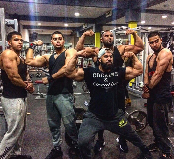 AnjPMG's tweet photo. 5 Asian men with guns loaded last seen blowing up biceps...!! https://t.co/1kV5KhnToI