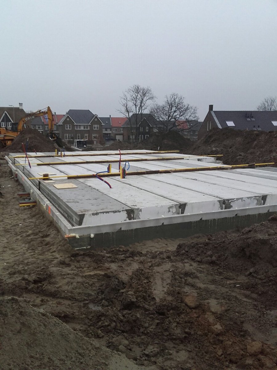Bergstein_Tuk's tweet photo. Bij bouwnummer 12 t/m 15 zijn de geïsoleerde begane grondvloeren gelegd. https://t.co/c3gTHlPyVT