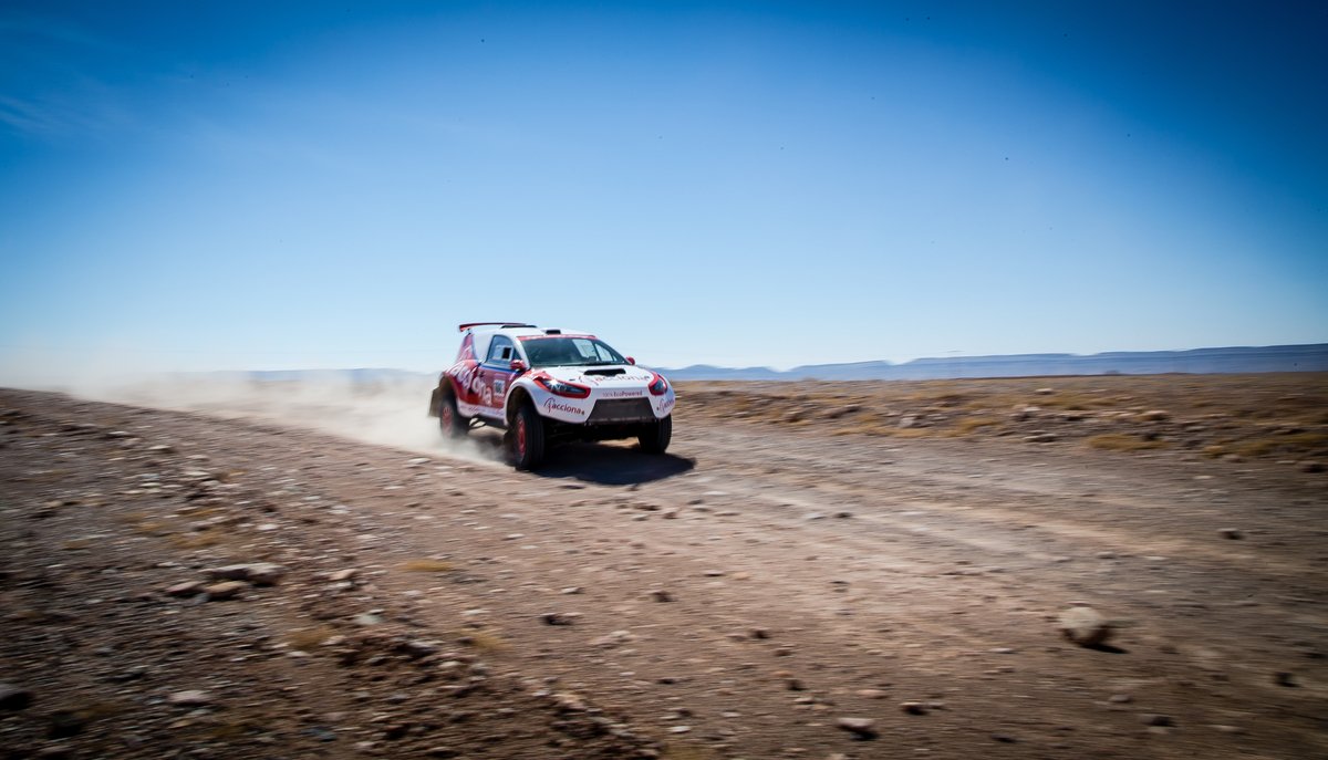 ACCIONADakar's tweet photo. Competimos en el #Dakar2017 con un eléctrico porque creemos en el potencial de las energías renovables https://t.co/dMJntvLVqg #ACCIONADakar https://t.co/xsHZODaDGq