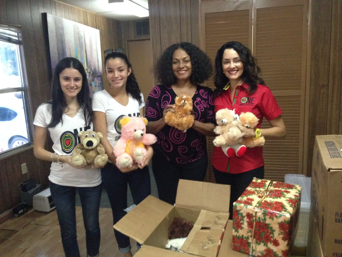 KiwanisNewKgn's tweet photo. This morning the #YCPO Committee of @KiwanisNewKgn donated TeddyBears for the children of Portland via @OneJamaica876 #kidsneedskiwanis https://t.co/95dCCPcLKC