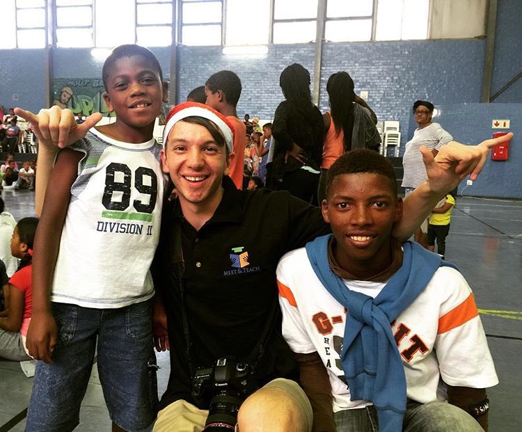 MeetandTeach's tweet photo. Love doesn't have a color. #meetandteach #christmasparty #southafrica #harvestyouthproject #capetown #brothersfromanothermother https://t.co/LqAHM2JtvN