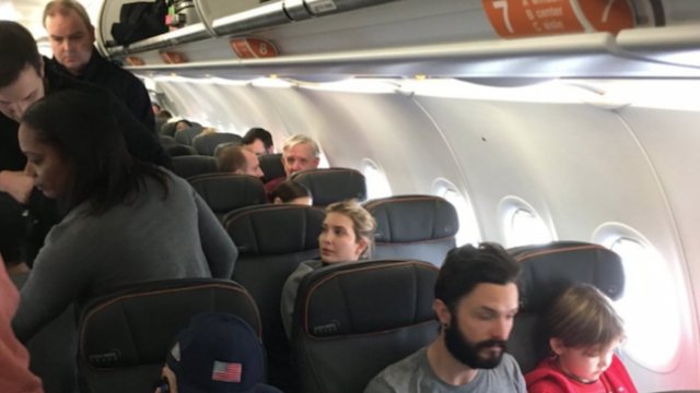 Gay man confronts Ivanka Trump during JetBlue flight to Palm Beach bit.ly/2hh7NLh https://t.co/cpBf8vpcJS