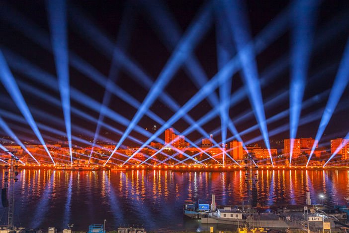 onstage_pro's tweet photo. .@ClayPakyNews illuminates Linz Klangwolke’s Cloud of Sound https://t.co/vUBLayqrXj #cloudofsound #lighting #claypaky https://t.co/UtTonhNdVn