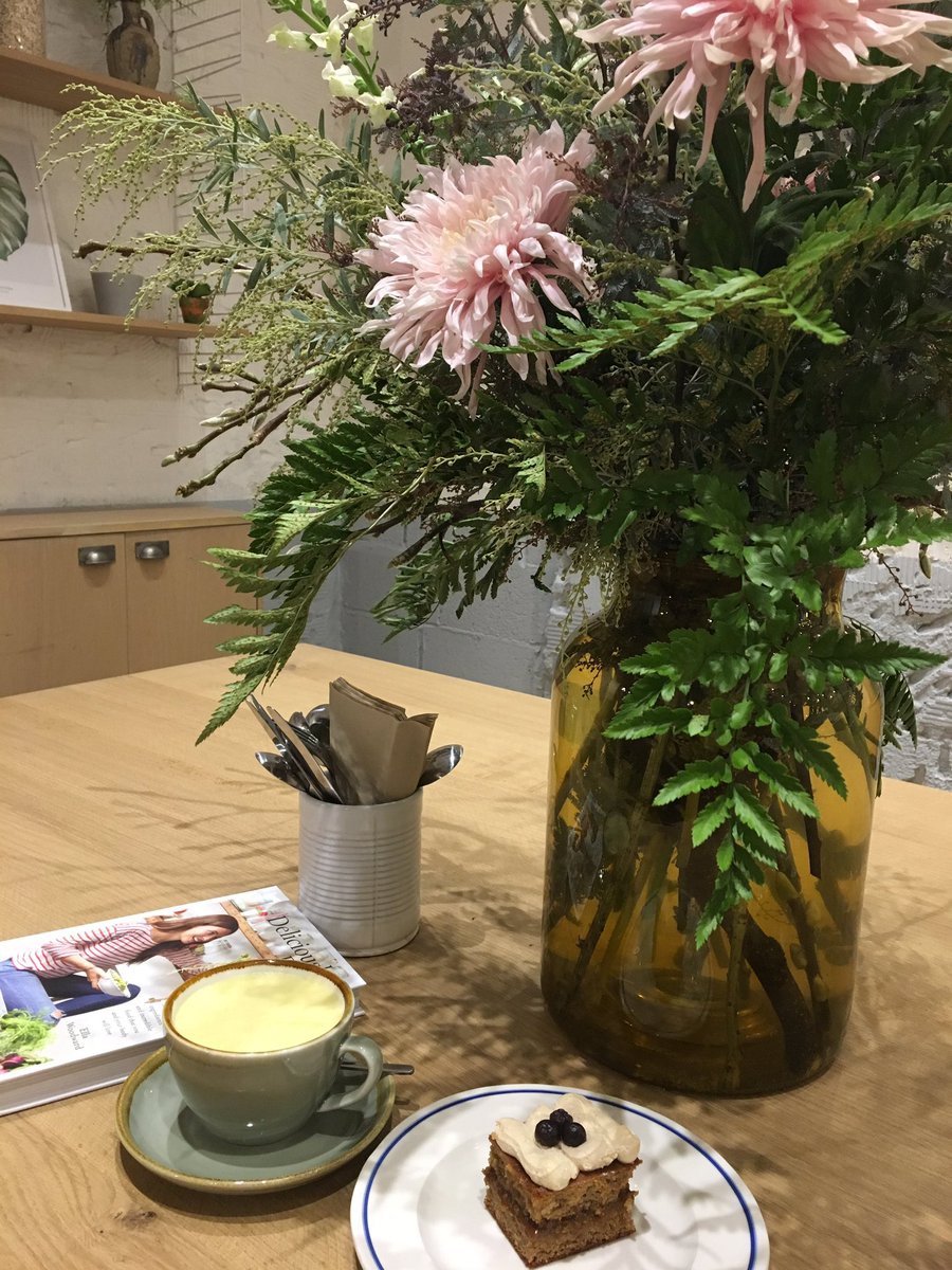 Le2ley's tweet photo. Love a healthy pit-stop at this place #deliciouslyella #maedeli #healthy #cake @maedeli https://t.co/8Ogh9X26zn