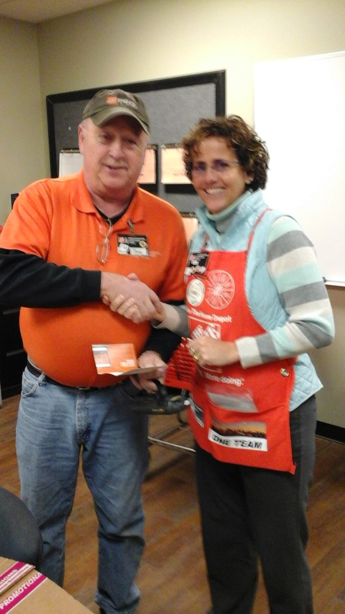 6980met's tweet photo. Robert Lewis getting his "Gold" from Stacy Hodgson at Store 6980 in D 235.  Congrats Bob! https://t.co/doOyqAvatc