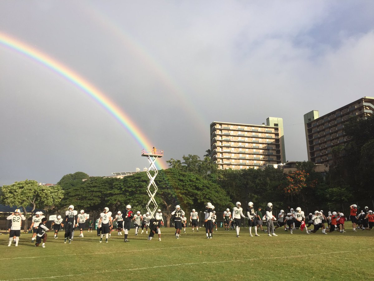 abe_elimimian's tweet photo. Double rainbow just in time for the @HawaiiBowl @HawaiiFootball. https://t.co/DFMceQNkKq