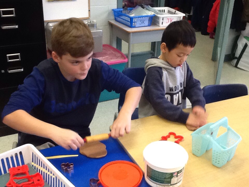 KimKkearney's tweet photo. FDK Christmas Fun with our reading buddies 💕 as we celebrate Jesus' birthday @stpetersaints @WellingtonCath https://t.co/dz2n07hazK