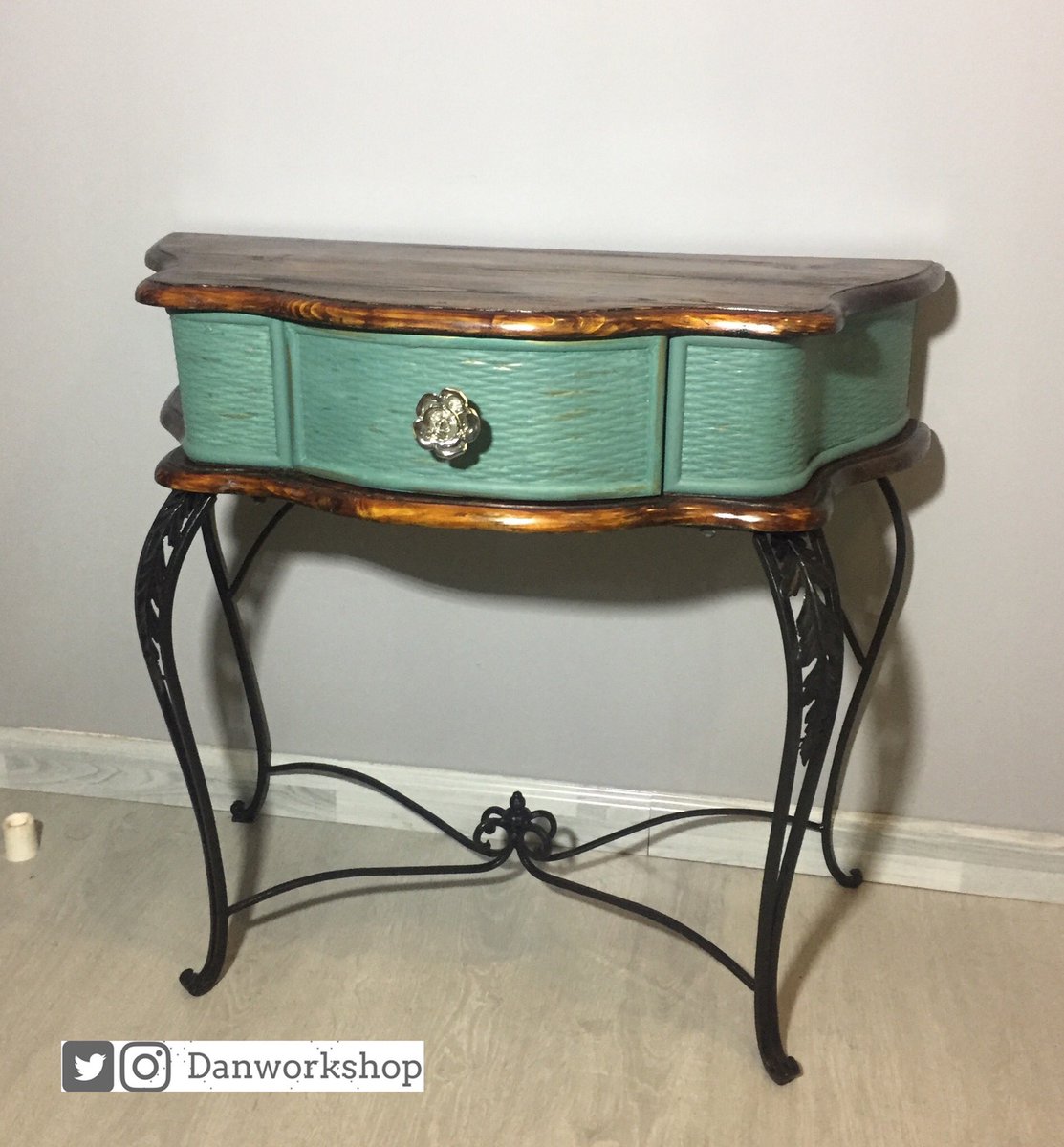 danworkshop's tweet image. قطعتنا الجديدة مطليه باللون الفستقي .. مع سطح خشبي طبيعي💕 
مناسبه لمدخل المنزل أو أي واجهة فارغة

اذا اعجبتك راسلنا على الواتساب أو الايميل