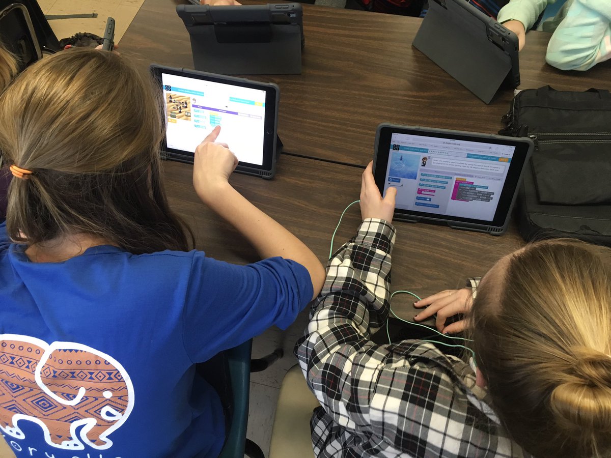 JulieKapsa's tweet photo. Love seeing all of the engaged students! #hourofcode2016 #BetterLateThanNever #LastDayBeforeBreak @MahoneyMiddle https://t.co/ImCBGeeMl7