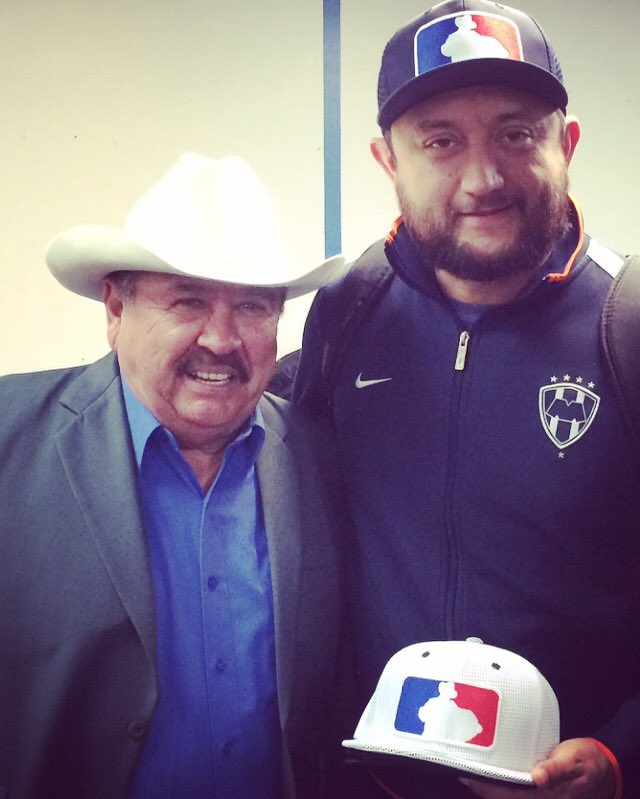 AcordeoneroShop's tweet photo. #Acordeoneros #WhiteFlat Late Post con #DonJuanVillarreal @JairAlcala @gilbertolamejor @heribertoeguia @carloslealveliz #DisponibleEnMty https://t.co/yP68q74hXS