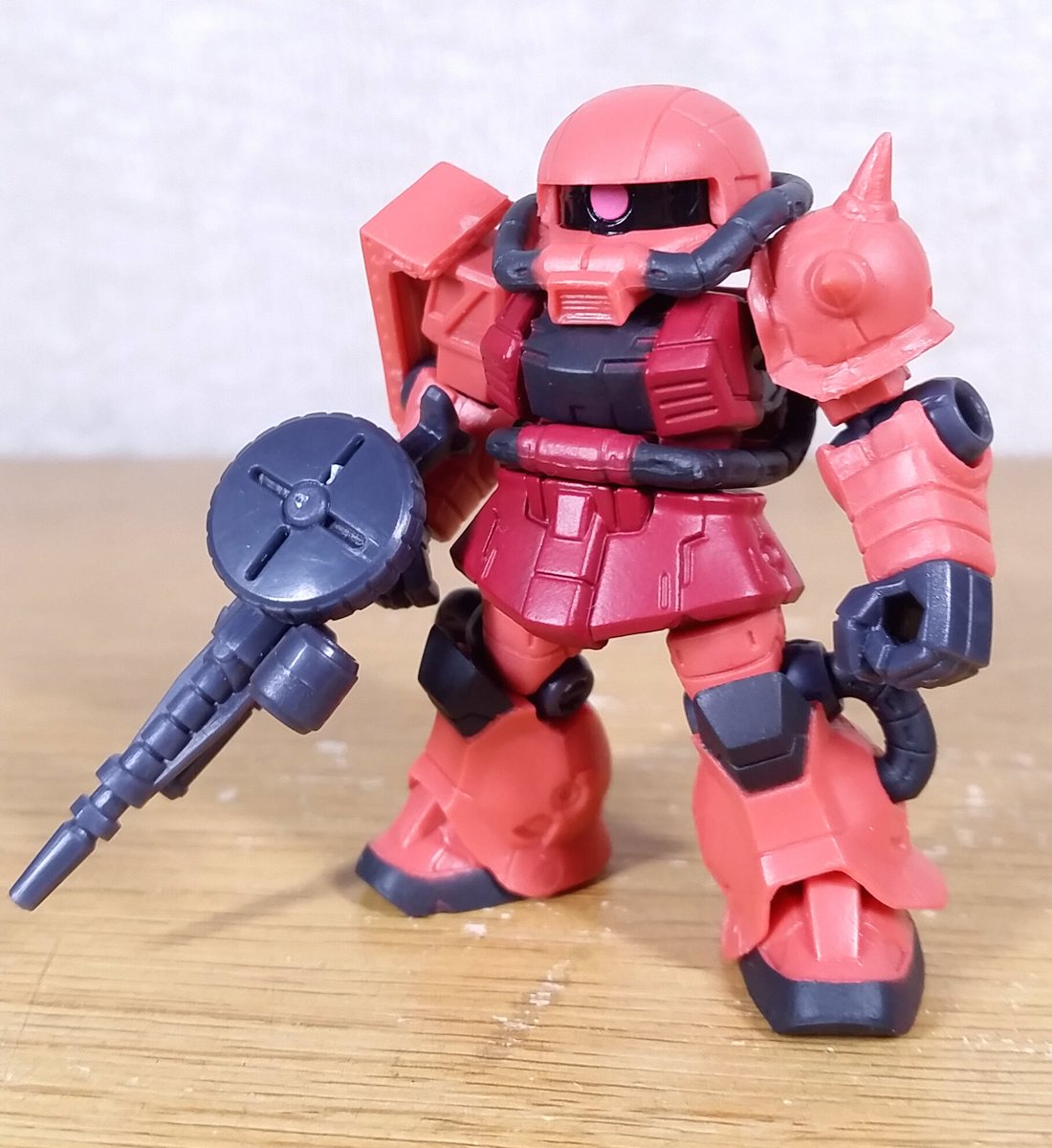 つのうさぎ シャアザク ルウム戦役時のらしくツノ無し デザイン的にガンダムより干渉する箇所が多く可動はちょっと窮屈だけど モノアイが可動してくれるおかげで可動範囲の割りに豊かな表情付けが可能 T Co Yqxzq6rnab Twitter