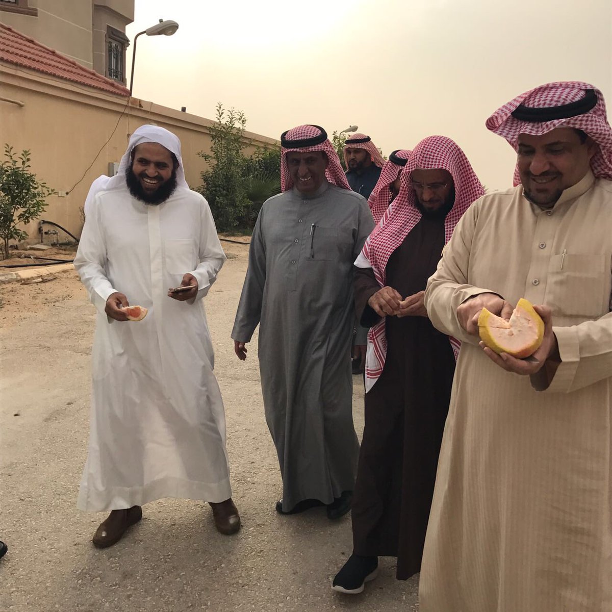 abdulaziztwegry's tweet photo. اكرمني كريم السجايا فضيله الشيخ عائض القرني بزيارة افخر وافاخر بها لما له من مكانة عندي وعند الناس 
#بريده #القصيم https://t.co/iFYNhLp5a7