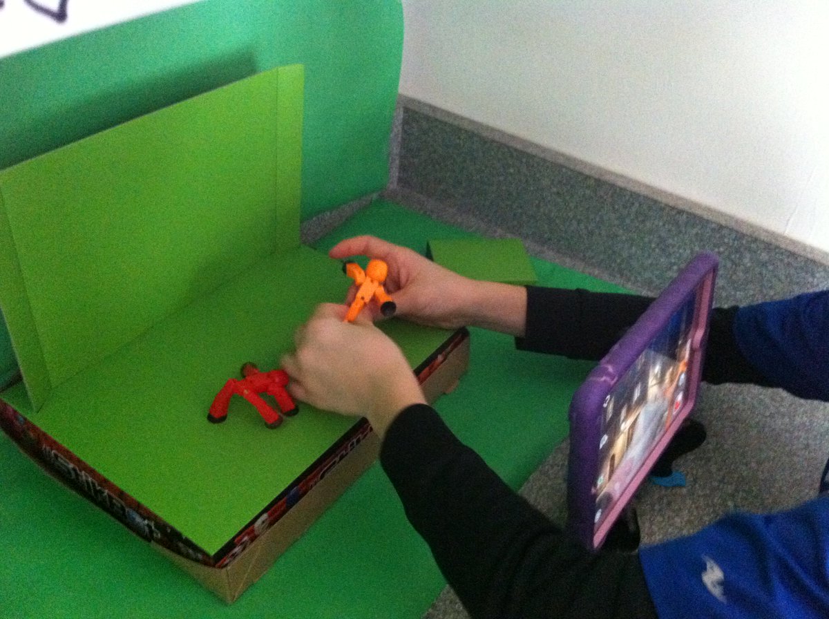 R_classroom's tweet photo. Tech Week in our classroom. Students are exploring green screen animation, colour coding with Ozobot Robots, Makey Makey and Hour of Code!💡 https://t.co/3Z0YflkZqA