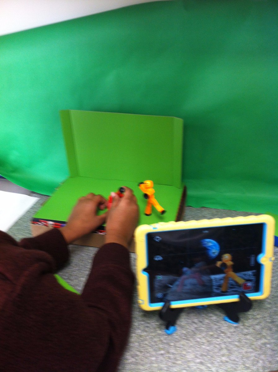 R_classroom's tweet photo. Tech Week in our classroom. Students are exploring green screen animation, colour coding with Ozobot Robots, Makey Makey and Hour of Code!💡 https://t.co/3Z0YflkZqA
