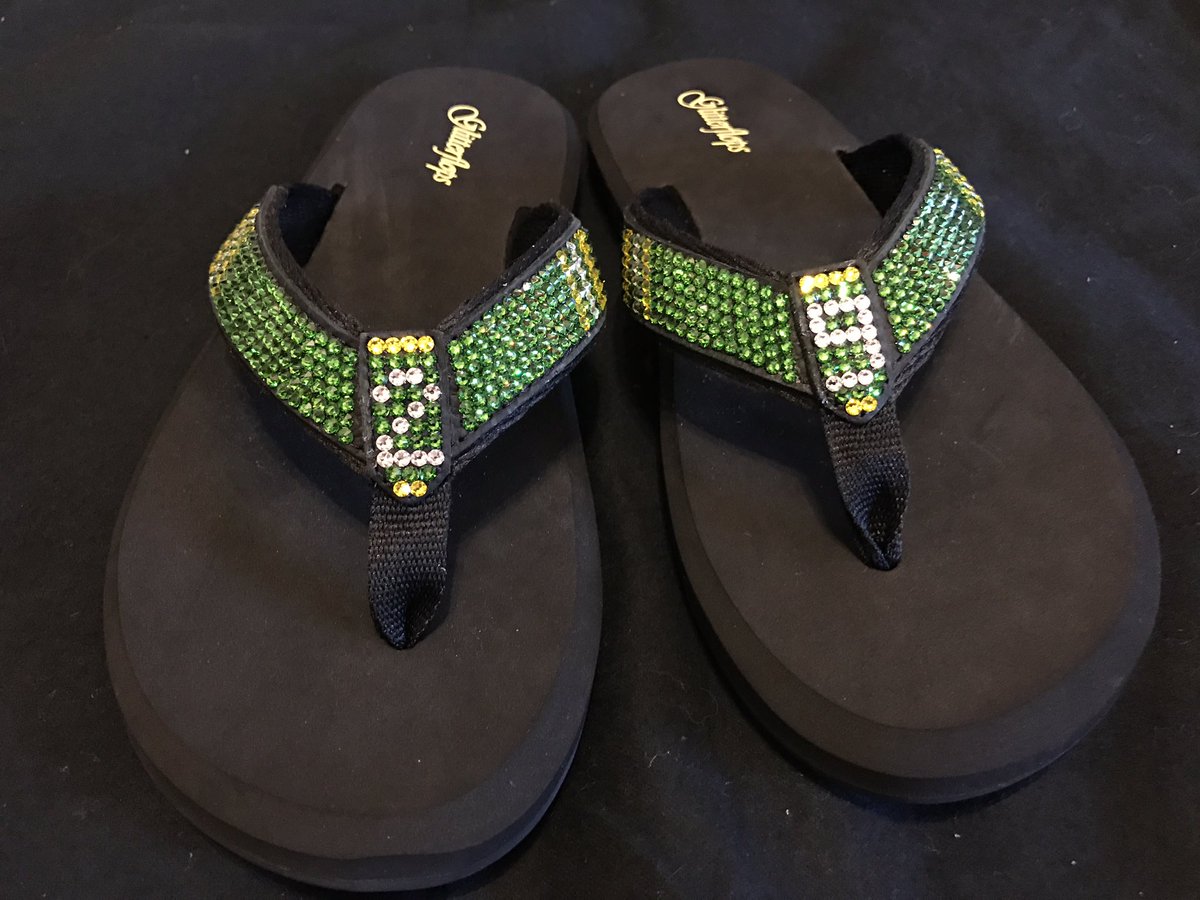 Glass_House_CC's tweet photo. #GreenBayPackers inspired flip flops using 614 #swarovskicrystals #swarovski #bling https://t.co/d9WtIlA327