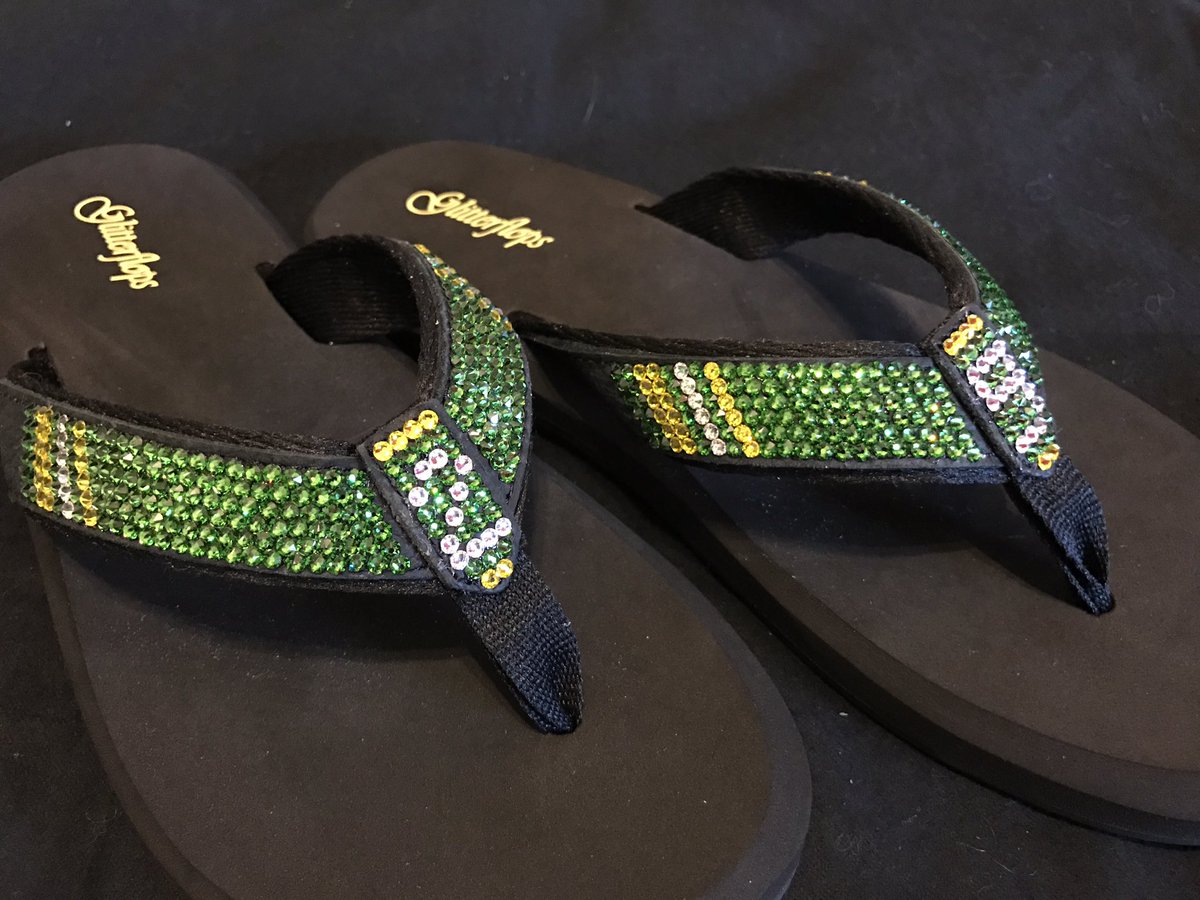 Glass_House_CC's tweet photo. #GreenBayPackers inspired flip flops using 614 #swarovskicrystals #swarovski #bling https://t.co/d9WtIlA327