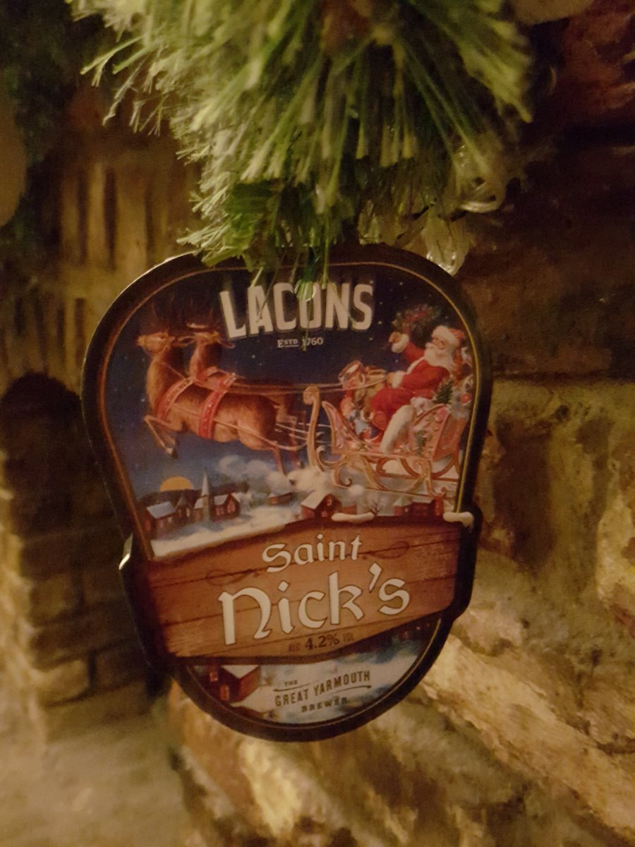 We are totally loving the fireplace wreath at <a href="/traffordarms/">The Trafford Arms</a> adorned with pump clips! @Hobgoblin_beer #Christmas