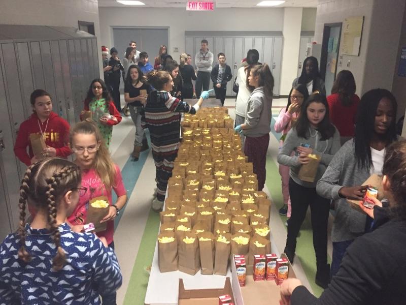 Popcorn, film de Noël, et pyjamas... quelle belle façon de célébrer le beau temps de Noël! <a href="/Epaulards_PS/">Épaulards PS</a>