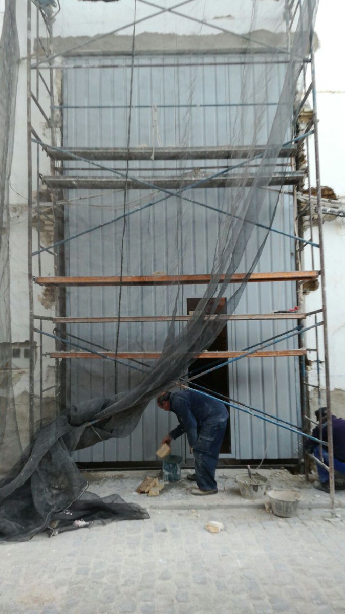 En la tarde de ayer, se dió un paso importante con la colocación de la puerta en nuestra nueva casa hermandad, en calle Jesús, 15.