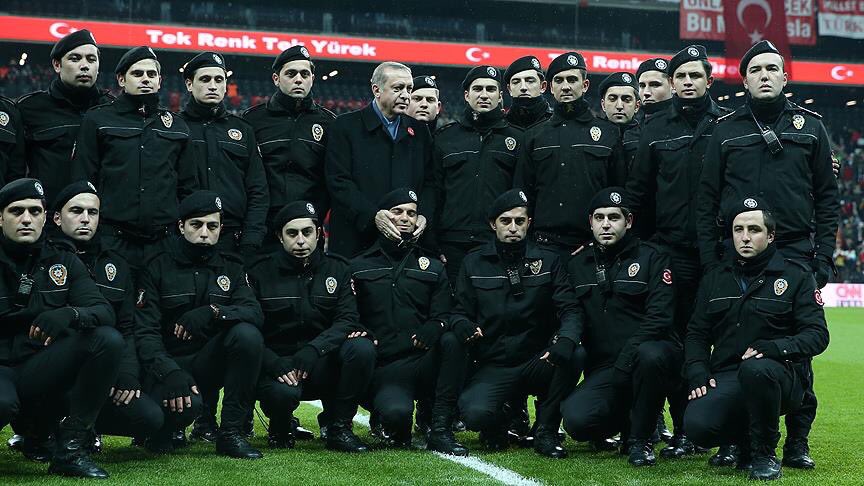 #ŞehitlereSaygıMaçı'nda,her renkten taraftar saygı ve minnet içinde şehitlerine sahip çıktı
50 milyon yardım toplandı. <a href="/RT_Erdogan/">rt_erdogan</a> <a href="/TFF_Org/">TFF</a>