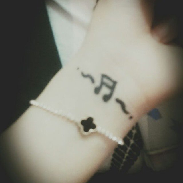 لدي شقاوه طفله وأناقه عشرينيه ... ورزانه عقل امرأه ثلاثينيه .. هكذا أنا أميرة ذاتي