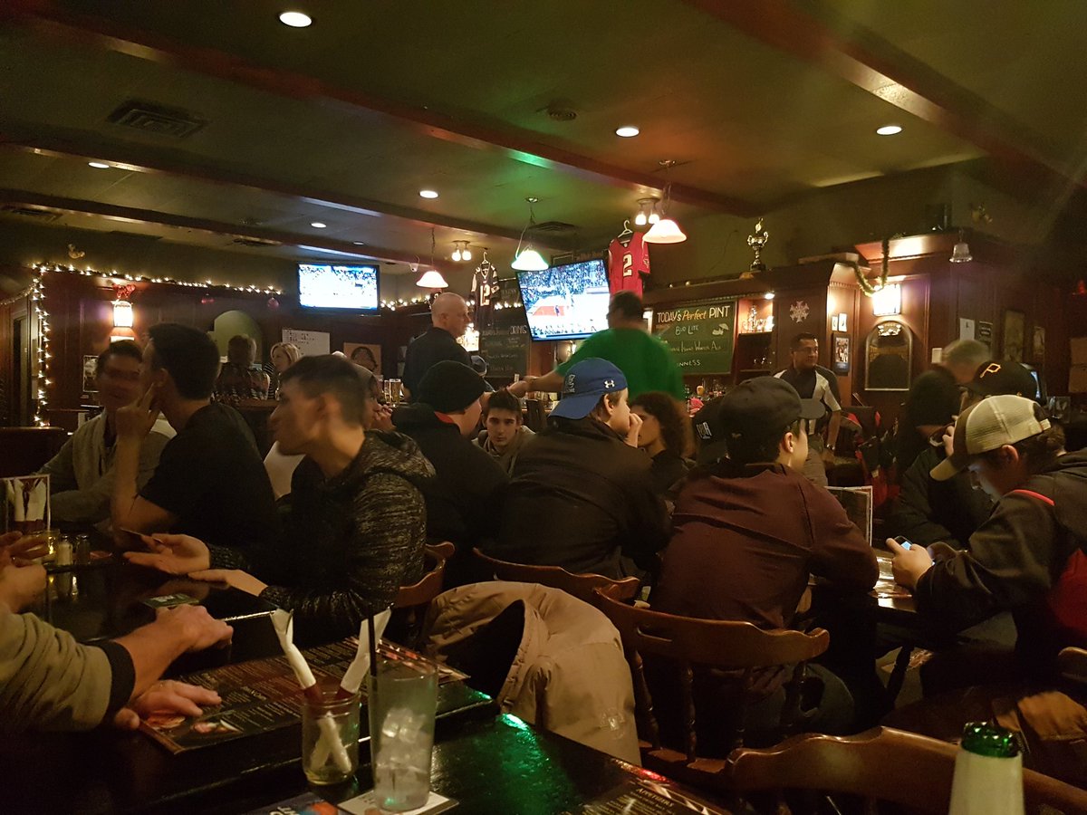 griffinsjrb's tweet photo. Boys having a Xmas visit after the coaches run last night thx to our sponsor @RoyalOakPubs #WeRtheGriffs https://t.co/tVuVhKGt3J