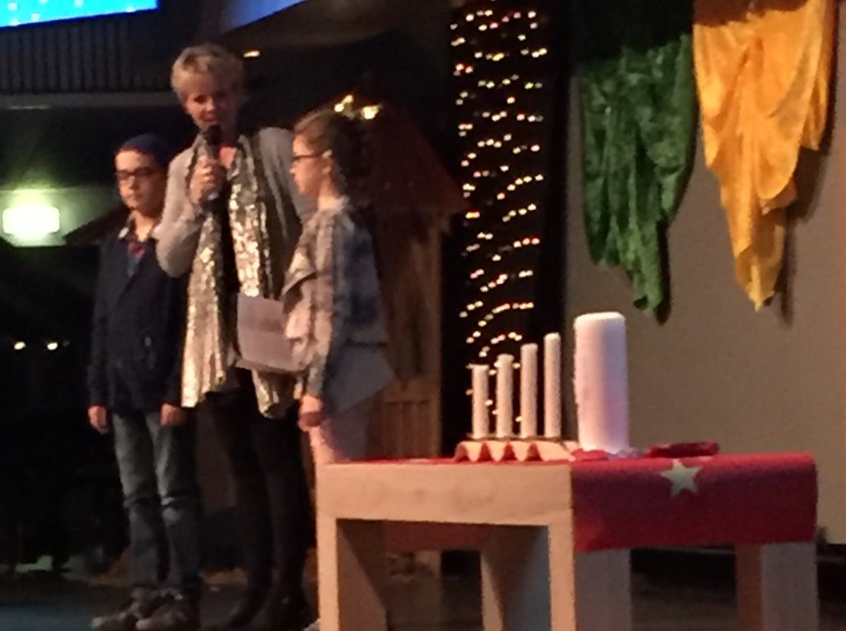 PCPOWestland's tweet photo. Alle kinderen een hoofdrol tijdens Kerstviering @Rehoboth_pcpow. Zang en dans in stampvolle kerk. https://t.co/4LW74y4des
