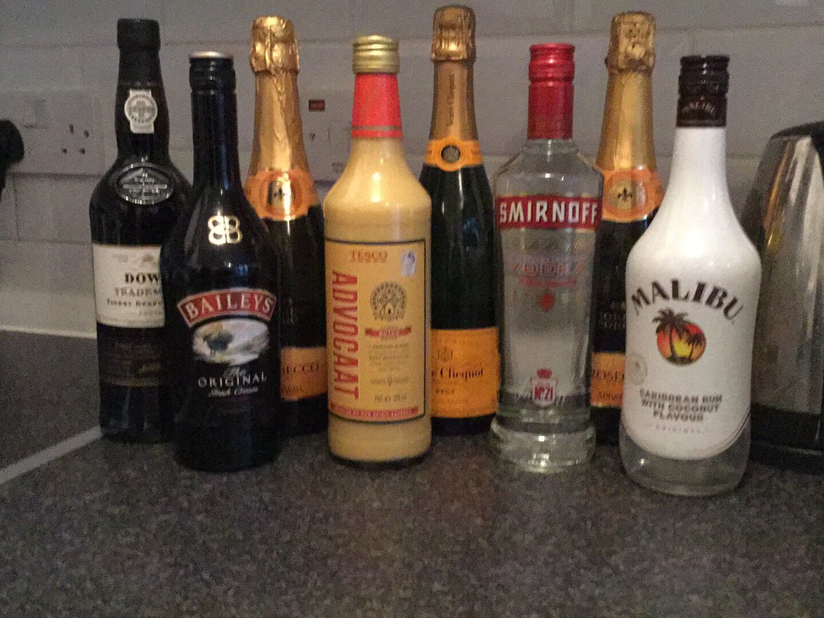 leigh_sully's tweet photo. It's time to get merry #merrychristmas 🎅🏼🎄🎁🍾🍸😜🤗 https://t.co/x0bvRmG2Vc