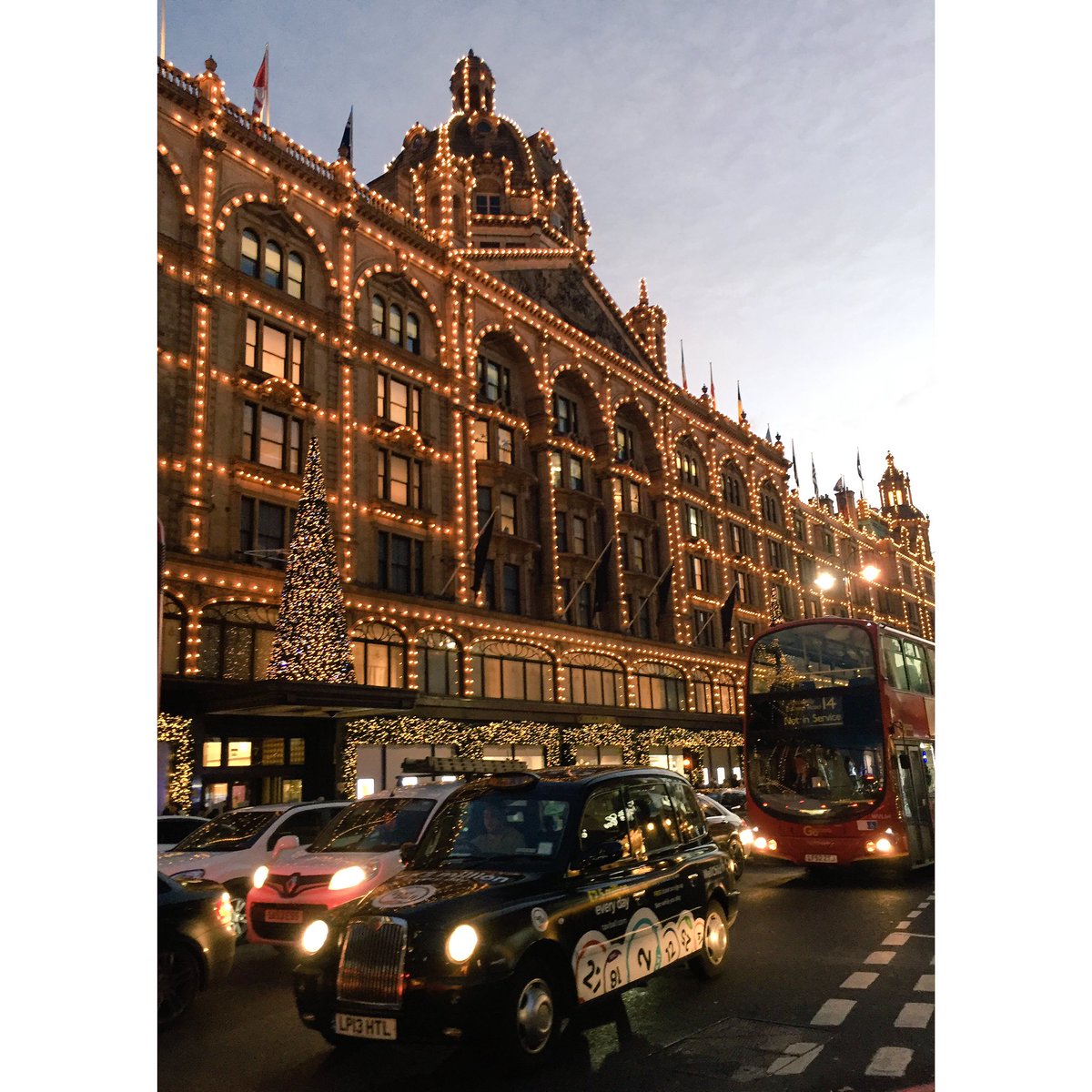SarahmPearson's tweet photo. London is so magical around Christmas 🎄💝 https://t.co/6buOlVGKq5