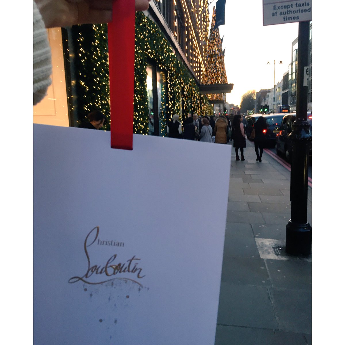 SarahmPearson's tweet photo. London is so magical around Christmas 🎄💝 https://t.co/6buOlVGKq5
