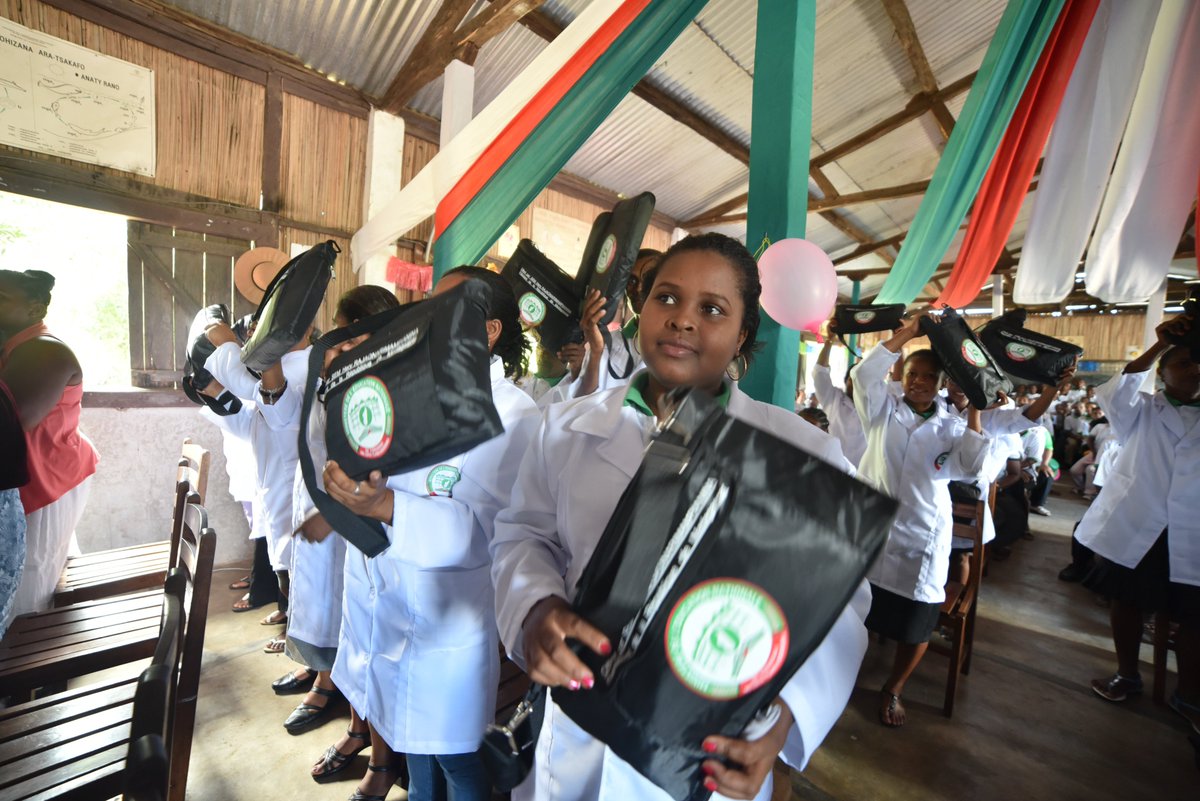 Allègement des charges des enseignants: L’État Malagasy effectue une dotation de 65 309 kits enseignants. education.gov.mg/allegement-cha…