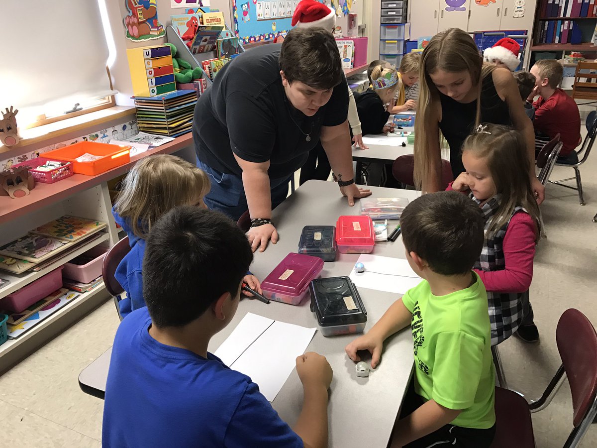 MissField5's tweet image. We love Collaborative Coding...Kinders and Third Grade! @OZOBOT @BBEschools @msmelby16 #holidaycoding