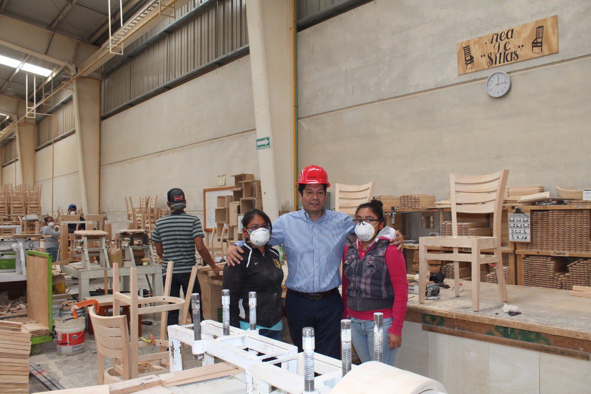 Ambiente_GobOax's tweet photo. Realizo recorrido en fabrica de muebles TIP, empresa 100%natural, administrada por pueblos mancomunados de la Sierra Norte, #EmpresadeExito. https://t.co/Ly6DAMtq0q