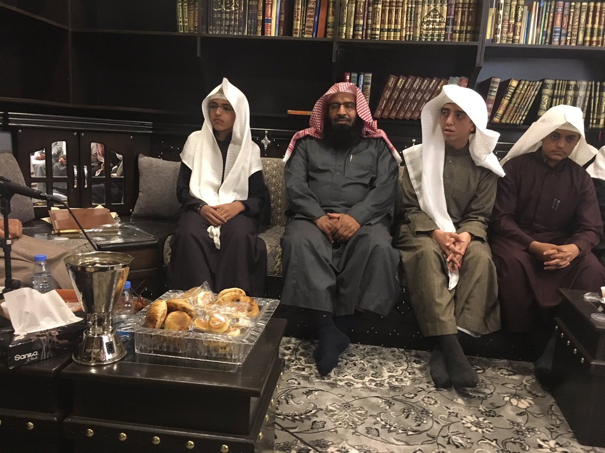 fayziah_dawah's tweet photo. ختم فضيلة الشيخ الدكتور عائض القرني جدول الزيارات لهذا اليوم بزيارة مركز حفاظ السنة تحت اشراف فضيلة الشيخ احمد الصقعوب https://t.co/HTKZWwbyGF