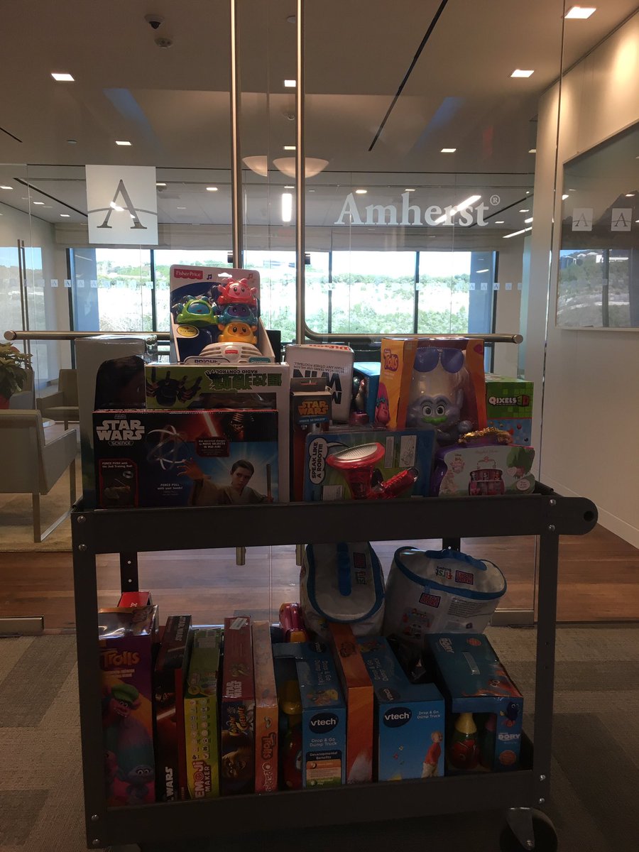 ChiefElyReyes's tweet image. @Austin_Police Picking up toys from @AmherstHoldings to take to foster kids @FamilyLinkKids. #quickchange #onemorestop