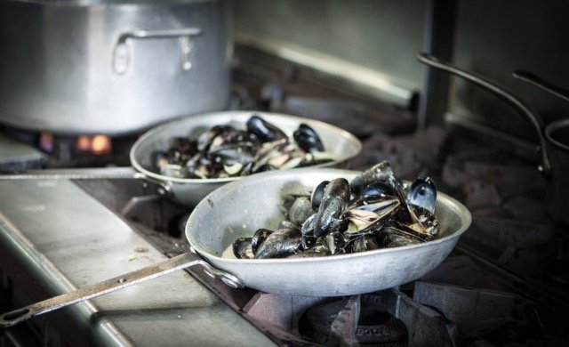 Lami_Restaurant's tweet photo. Take a look at what we’re cooking: our PEI mussels with white wine, shallots, garlic, parsley and french fries #santamonica #mussels https://t.co/ea2vtv2g3x