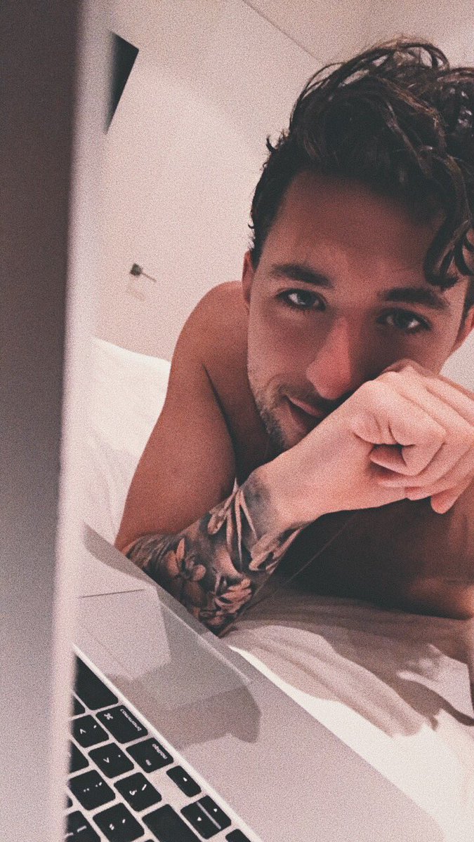 TheMostWntd's tweet photo. Online looking for #NewMusic... #ActuallySittingOnTheToiletRn #GettingReadyForDinner #GetIt? #๐ https://t.co/bQgZPiHjtU