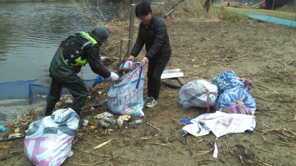jcmm64's tweet photo. #성남시. 용인지역에서 성남으로 떠내려오는 탄천 쓰레기를 성남지역 초입에서 차단하고 수거하고자 탄천(구미동오리교 인접)에 쓰레기 거름망을 설치하였습니다. 어제비로 많은양의 쓰레기가  거름망에 걸려(약 5포대) 큰 성과를 거두었습니다.(쓰레기 수거장면) https://t.co/2plJ5KFS1b
