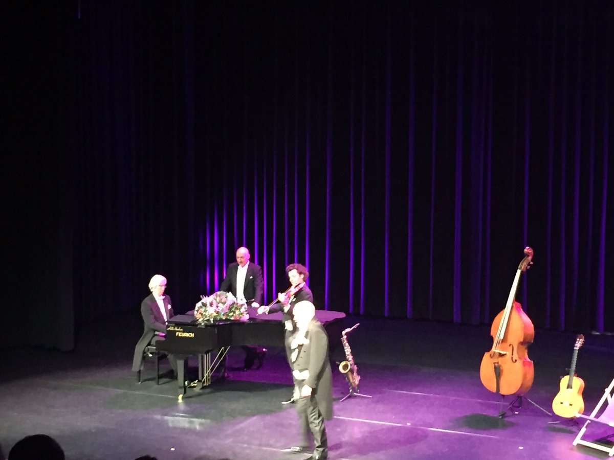 christaderuiter's tweet photo. Adem in, adem uit en leef! Purper de vier jaargetijden @Purper2016 @TheaterDeKolk. Van begin tot eind geweldig goed. #aanrader #cabaret https://t.co/1MKn5r6068