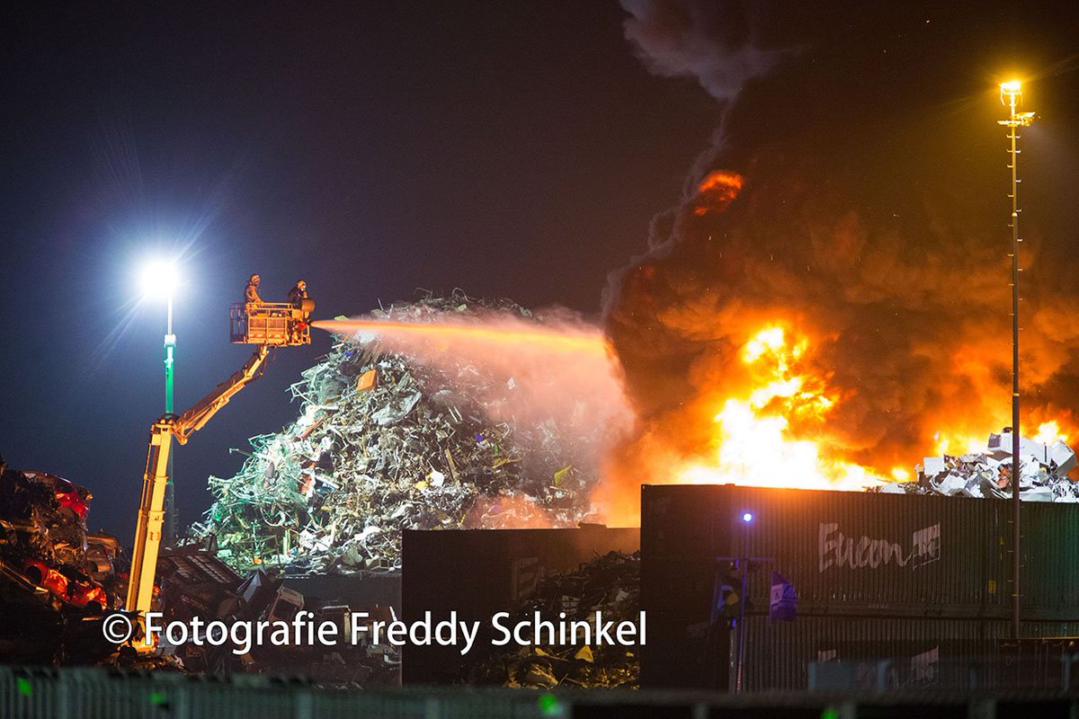 Weer zeer grote brand met veel rook bij recycling/schroothandel aan de Haatlandhaven in Kampen