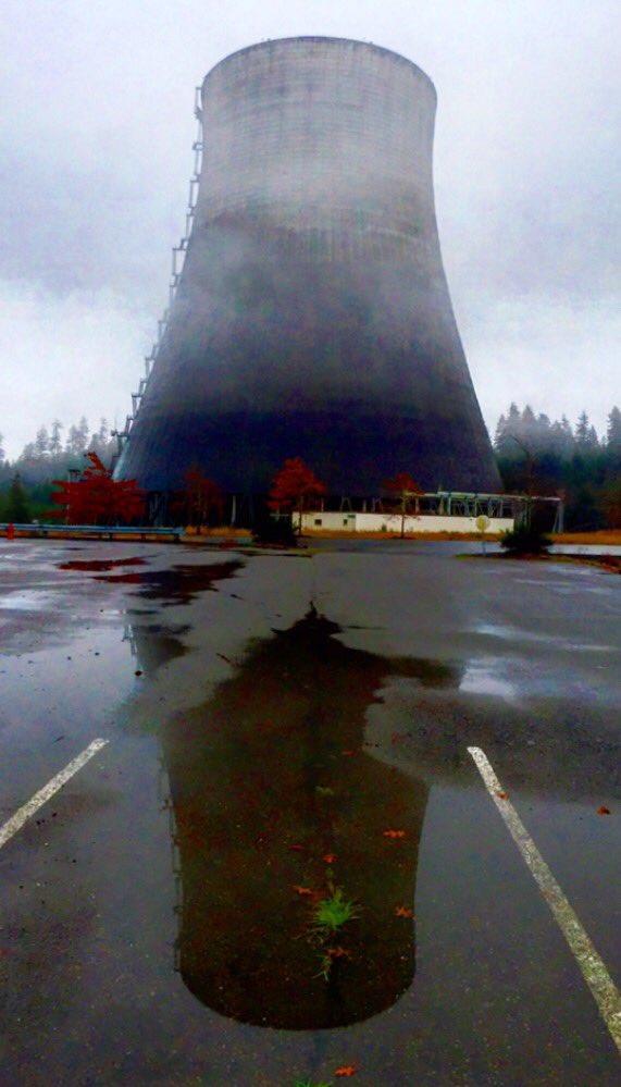 Five_9_Media's tweet photo. Reflection of a lost era are almost all that remains at the #satsop nuclear plant @KIRO7Seattle tonight our story about new jobs at the site https://t.co/NaxTMjytFz