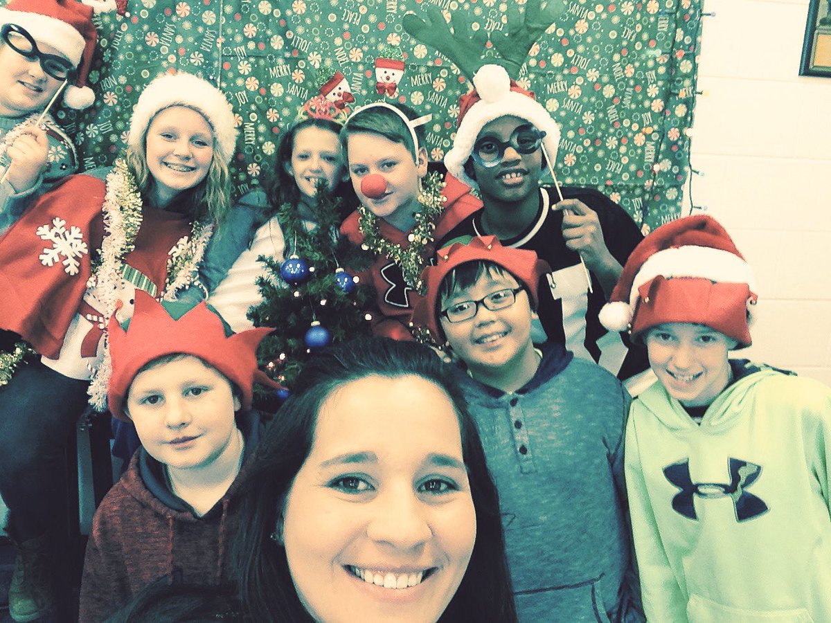 MindyCartledge's tweet photo. Finished the week with a Holiday Hunt! They found the photo booth! 🎥 🎄 #6C https://t.co/60s0HkNKoe