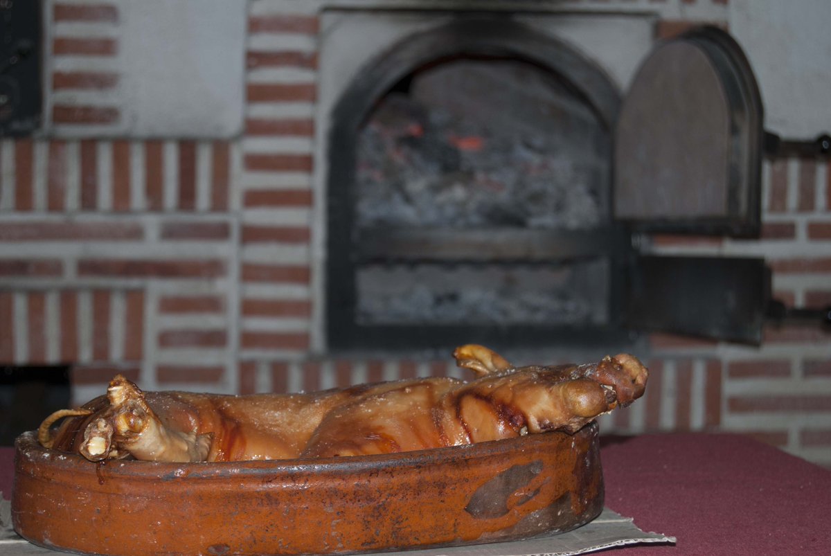 HornoSegoviano's tweet photo. Sin ideas para tu menú de #Nochevieja ? Te apetece un buen #cochinillo asado en horno de leña? Te lo llevamos a casa https://t.co/VEr6SyP90L https://t.co/g7sHlq15Ci