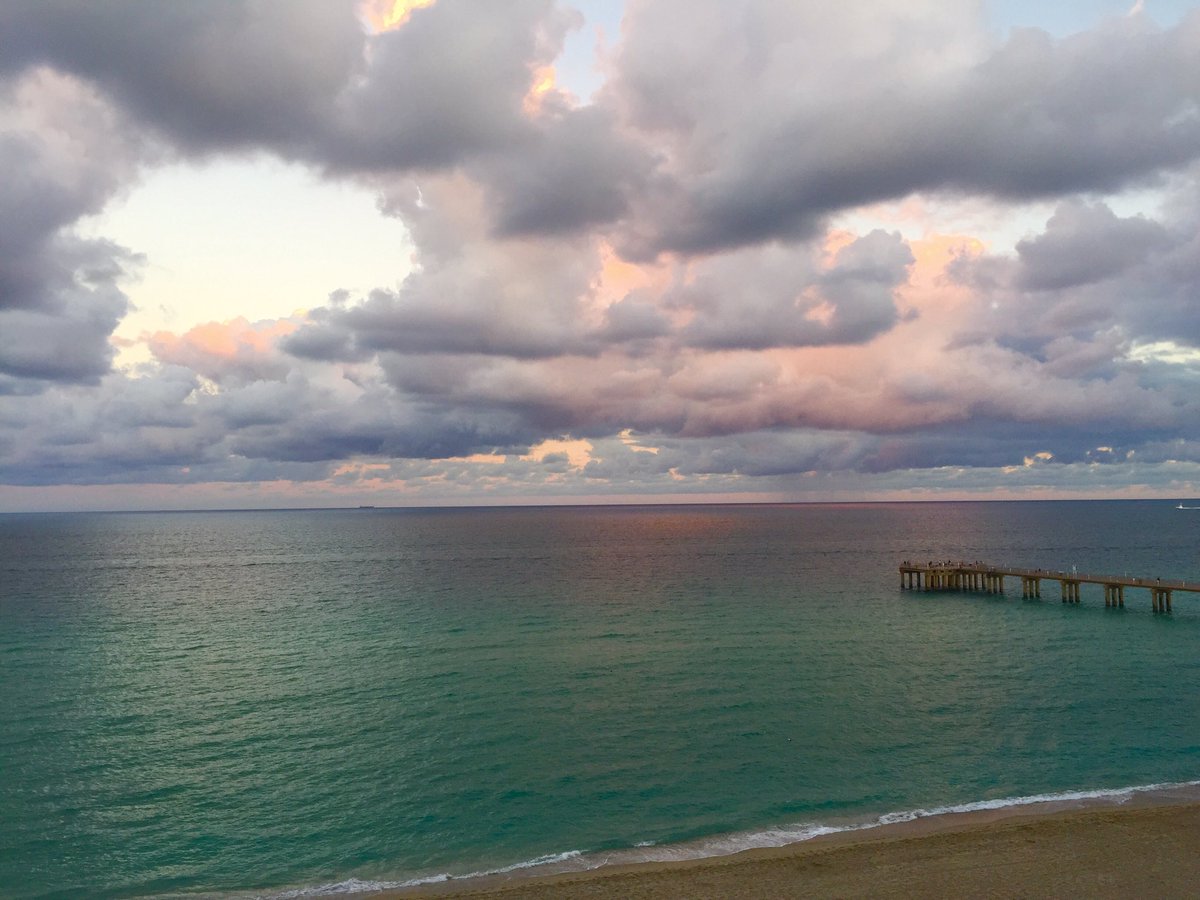 tmotola's tweet photo. Another beautiful evening in #Miamibeach #gratitude #HappyHolidays #bluewater #beachlife #miami https://t.co/q3dbDqLiqJ