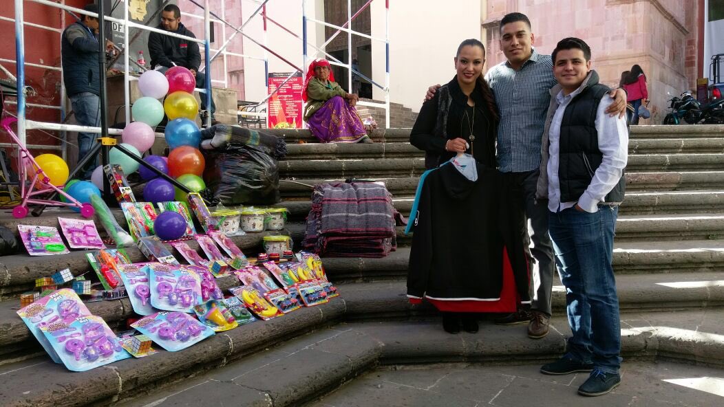 Lupixf's tweet photo. Es maravilloso ver el trabajo de @j_comprometidos, hoy están recolectando juguetes y ropa invernal. ¡Vamos a regalar sonrisas! #LupitaSí https://t.co/xqRNHO9Qm7