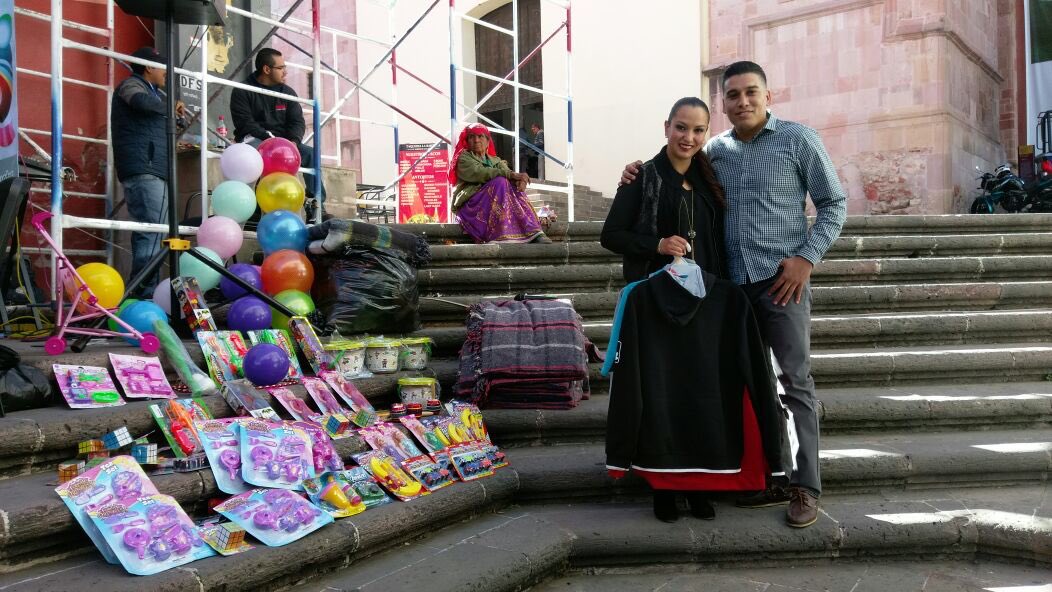Lupixf's tweet photo. Es maravilloso ver el trabajo de @j_comprometidos, hoy están recolectando juguetes y ropa invernal. ¡Vamos a regalar sonrisas! #LupitaSí https://t.co/xqRNHO9Qm7