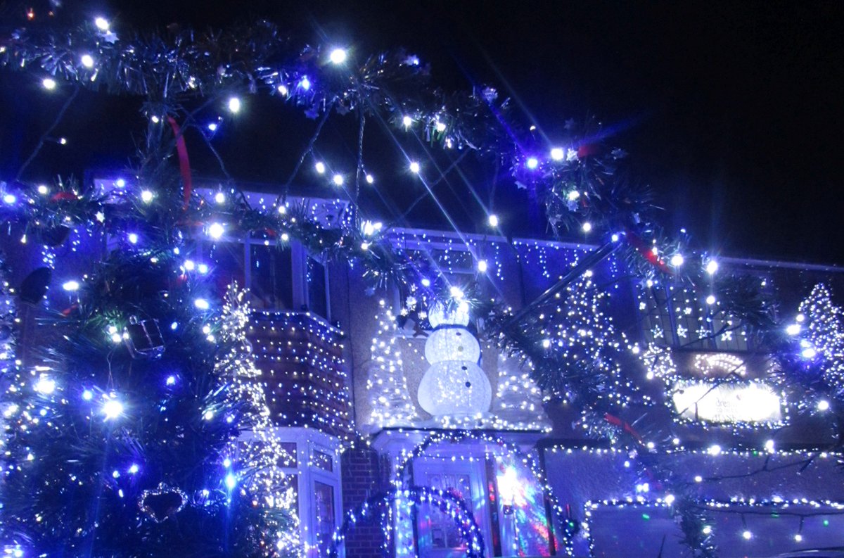 CrikeyCroydon's tweet photo. #Croydon folk: don't miss the magical, dazzling light display at #PinewoodClose, Shirley, this #Christmas. It's all for good causes too! 😀 https://t.co/A68hIShoYI